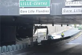 外地大巴车司机没留意隧道高度，开进去就像被剃了头图片