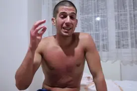 他用1250瓶辣椒酱泡澡　网友：下面有没有觉得辣辣的？图片