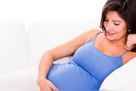 孕妇怀孕5个月，肚子却出奇的大，以为双胞胎结果是肿瘤图片