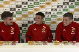 何朕宇携狼队两大将赏中秋月饼 内维斯最喜欢的口味是？视频封面