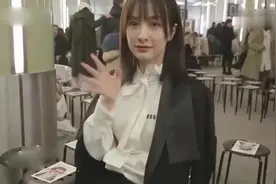 杜海涛穿粉色鞋，吴昕穿花睡衣，两人现身机场却互相嫌弃