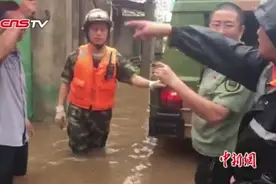 南海暴雨袭击海南 万人被转移视频封面