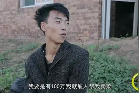 两人卖土豆互相抬杠，小伙问美女有100万怎么花美女回答真逗