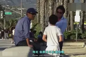 街头测试：8岁少年跟路人借火点烟，路人的反应让人感觉很暖心视频封面