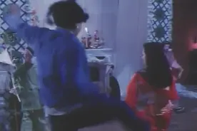 两女鬼打架真拼命，两条长舌头缠在一起使命拉，男子拿打火机去烧视频封面