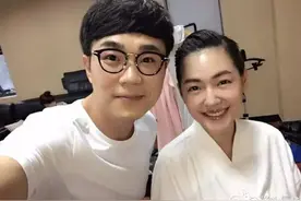 小S穿着睡衣和大鹏合影 董成鹏要上节目被摸？图片