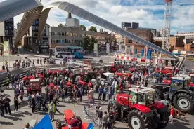 70台拖拉机庆祝麦赛福格森TE20生产70周年盛大游行图片