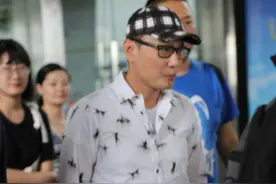张信哲花衬衣抵达长沙一路冷脸 获多名大汉护驾开道大牌十足图片