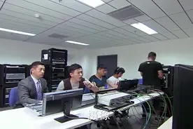 主持人肚子疼突然跑掉，林多美得到富少帮助轻松应对代班主持人视频封面