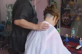 大妈嫌波波头闷着太热，将后脑勺剃光后，看着清爽又漂亮！视频封面