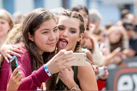 贝拉索恩着齐P小短裙秀大长腿 搂粉丝吐舌卖萌拍照亲和力MAX图片