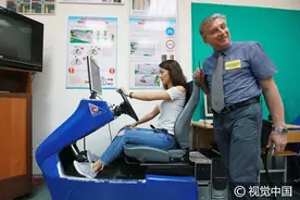探访莫斯科驾校，学员体验模拟驾驶图片