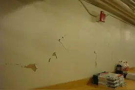 墙面起皮？墙角发霉？这样做保证墙面跟新的一样！超简单！图片