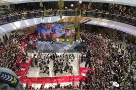 佛爷来重庆看他的女朋友了！粉丝们疯狂了！图片