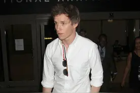 好歹注意影帝形象！“小雀斑”雷德梅尼头发蓬乱 休闲装现身单手插兜耍帅图片