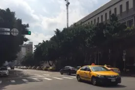 台湾出租车再度包围“行政院”抗议Uber载客图片