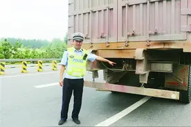 改装半挂车上高速图片