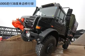 民间土豪开5百万奔驰越野，只因洪灾时要运送物资图片