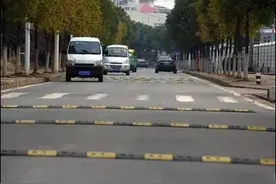 汽车冷知识！这样过减速带才不伤胎图片