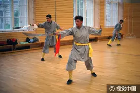 德国难民学习中国少林功夫 舞刀弄枪有模有样图片