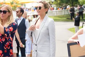 gaga的既视感！“绯红女巫”奥尔森短裤西装尽显干练图片