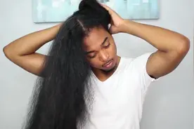 男子头发长又微卷，自己拉直后，那画面瞬间就变了