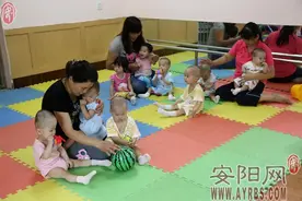 “爱心妈妈”到身边 福利院里充满爱图片