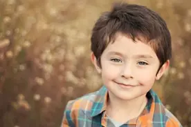 儿子把泡面放被窝，一大捆给妈妈的信让爸爸泣不成声图片