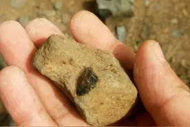 来火山口捡蓝宝石原矿石啦图片