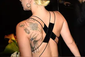 女王驾到！Gaga大秀美背露纹身“接见”粉丝 N次献吻班尼顿庆其90大寿图片