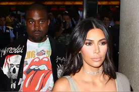 又晒奶！金卡戴珊机场狂露傲人肉蛋 老公侃爷护驾变“跟班”图片