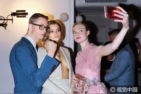 《霓虹恶魔》首映范宁粉裙仙气儿足 遭模特阿比丽挠痒痒笑开怀图片