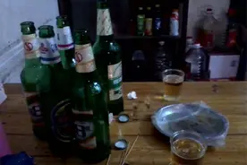 他把十瓶冰啤酒当饮料喝，导致肚子大“爆炸”图片