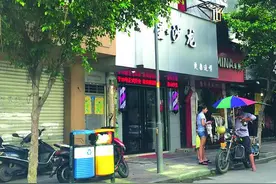 摩托车私装遮阳伞埋下道路安全隐患图片