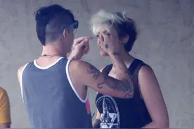 杰克逊大女儿顶炸毛金发叼烟显叛逆 与纹身骚年男友街头激吻图片