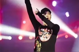 EXO三巡公演中KAI腿受伤让人很心痛 他是为舞而生的男人图片