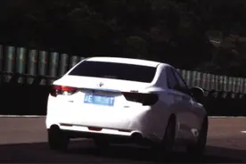 渝F改成渝E飙车 但重庆并没渝E图片