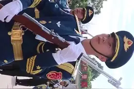 兵哥哥向妻子求婚，驻港部队三军仪仗队神助攻！太美太浪费了！视频封面