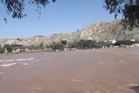 甘肃靖远黄河上实拍，越往下流水越黄！