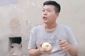 小伙把卖削皮刀编成顺口溜，这智商也是没谁了，天才啊视频封面