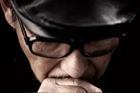 一脏老头去修手机，店员打开手机一看，被惊呆了图片