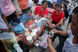 收虫人倒卖蟋蟀 有的个把月收入近十万元图片