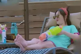 难怪郭晓东把程莉莎养在深闺中11年，看完她穿泳装的样子就懂了视频封面