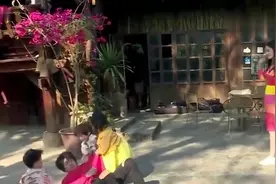 不舍分别！易烊千玺被仨萌娃扑倒，现场玩亲亲！视频封面