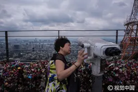 韩国：游客参观首尔塔，遥望天际线美景图片