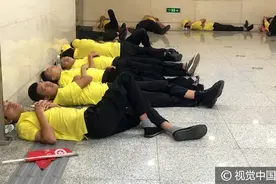 北京：地铁引导员站内席地午睡，矿泉水瓶当枕头图片