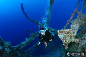 埃及：潜水者深入红海探寻神秘古国遗迹图片