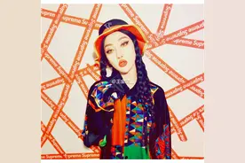 《超女》“怪物”王金金太雷人，非主流装扮辣眼图片