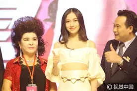 大妈你赢了！Angelababy与“怪异大妈”合影被抢风头 心情不受影响比赞露甜美笑容图片