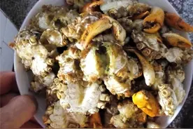 钓鱼不成改逮螃蟹图片